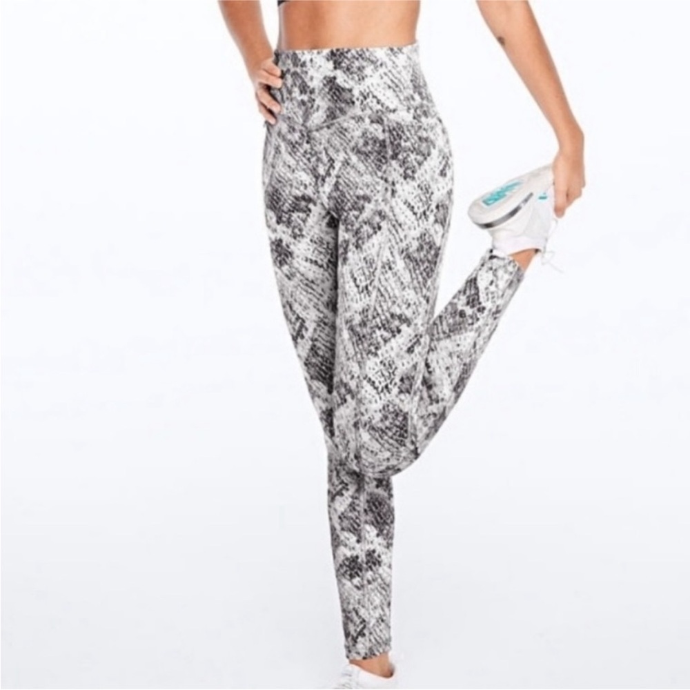 Chic Snakeskin Pattern Leggings